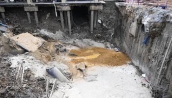 Бангкок спешит заполнить выбоину песком перед повторным открытием