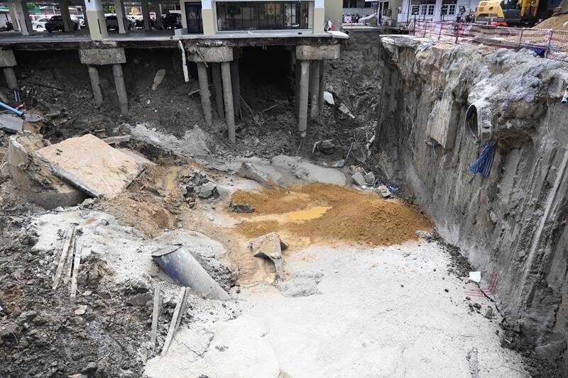 Бангкок спешит заполнить выбоину песком перед повторным открытием