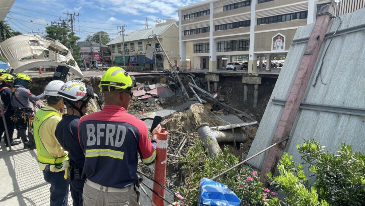Бангкок торопится исправить огромную 50-метровую яму в течение 14 дней