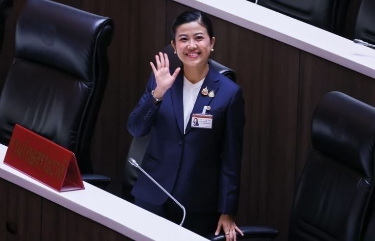 Бывший губернатор Бангкока принес присягу как новый депутат по партийным спискам