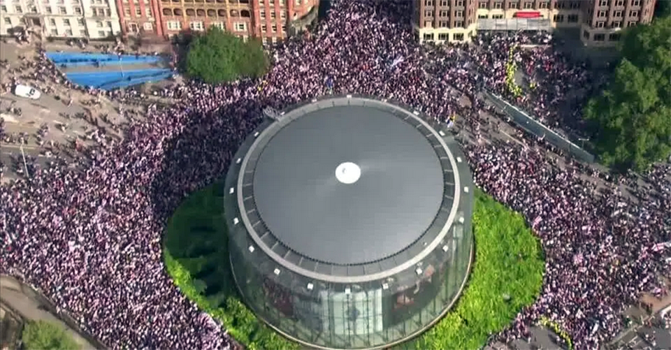 В Лондоне прошли более 100 000 митингов против иммиграции, сообщается о столкновениях с полицией.