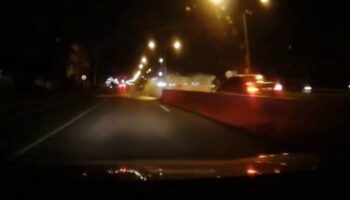 В поисках водителя после того, как машина врезалась в барьер U-turn на Пхукете