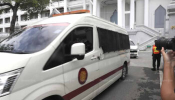 Верховный суд приговорил Таксина к одному году лишения свободы, отклонив заявления о болезнях.