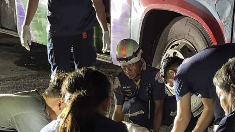 Водитель автобуса найден мертвым рядом с припаркованным транспортным средством в Чаченгсао