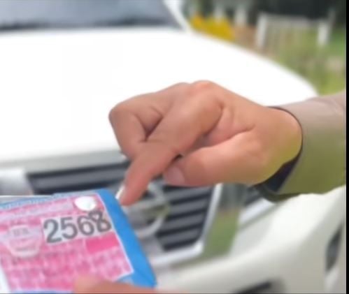 Водитель пикапа пойман на трюке с поддельной налоговой наклейкой в Чумпхоне