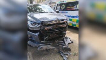 Водитель пикапа утверждает, что тормоза отказали после того, как дважды сбил мужчину в храме Чианг Рая