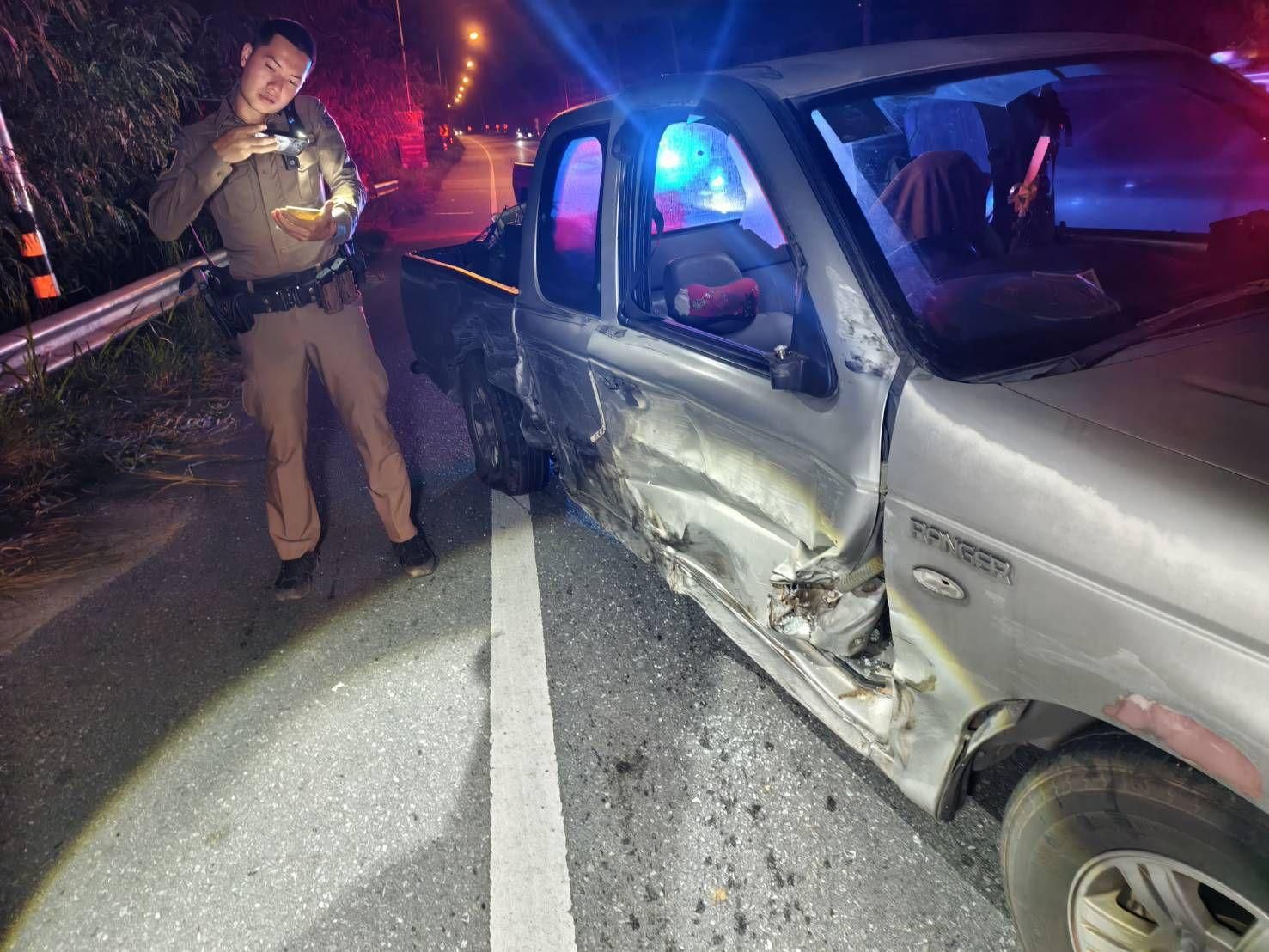 Водитель, сбивший человека в Чонбури, бросает пикап и убегает пешком