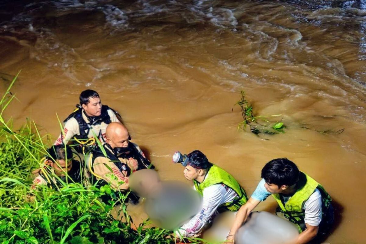 Волонтер утонул во время установки затопленных баррикад в Накхонратчасиме