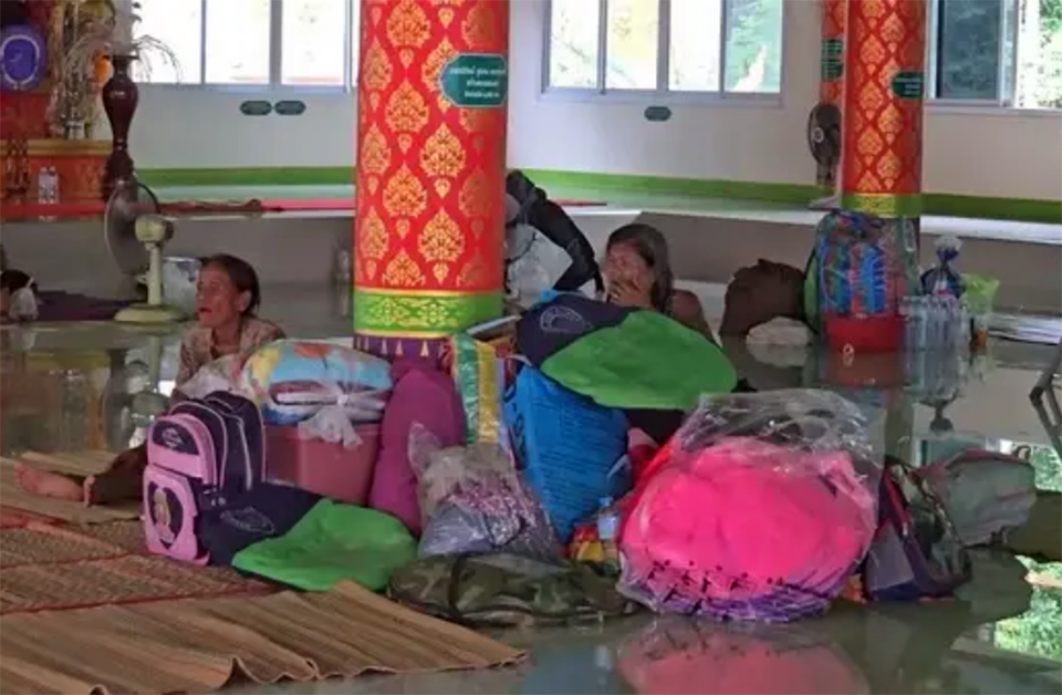 Временное укрытие принимает десятки эвакуированных на фоне напряженности на тайско-камбоджийской границе