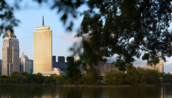 Генеральный директор Dusit Thani прерывает молчание после того, как выжила после голосования за удаление