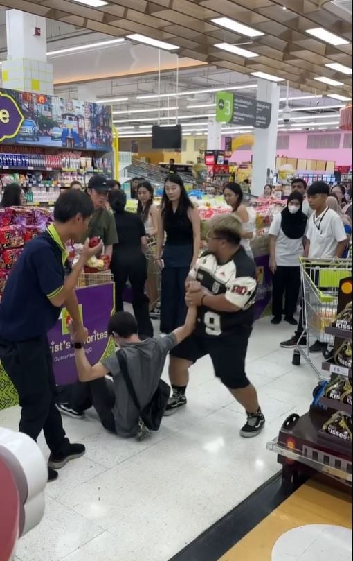 Герой-покупатель обезвредил вора в Bangkok Big C (видео)