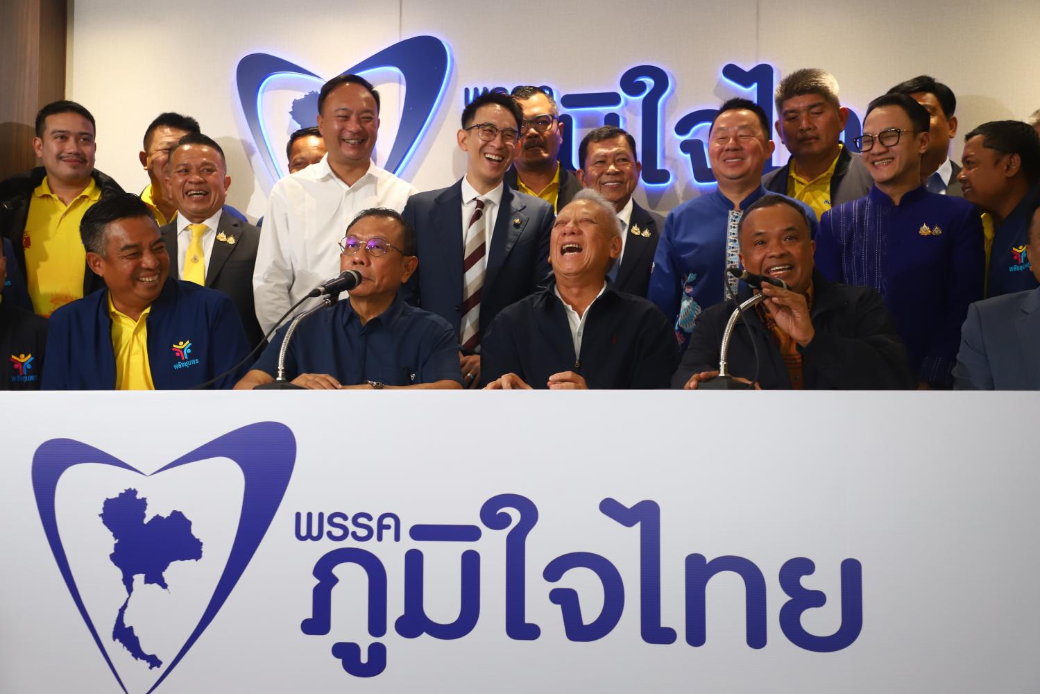 Дефектации испытывают правительственный пакт