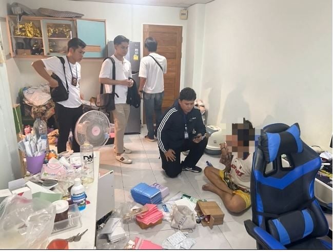 Дилеры, пойманные за сокрытием наркотиков в штанах и ботинках в Бангкоке