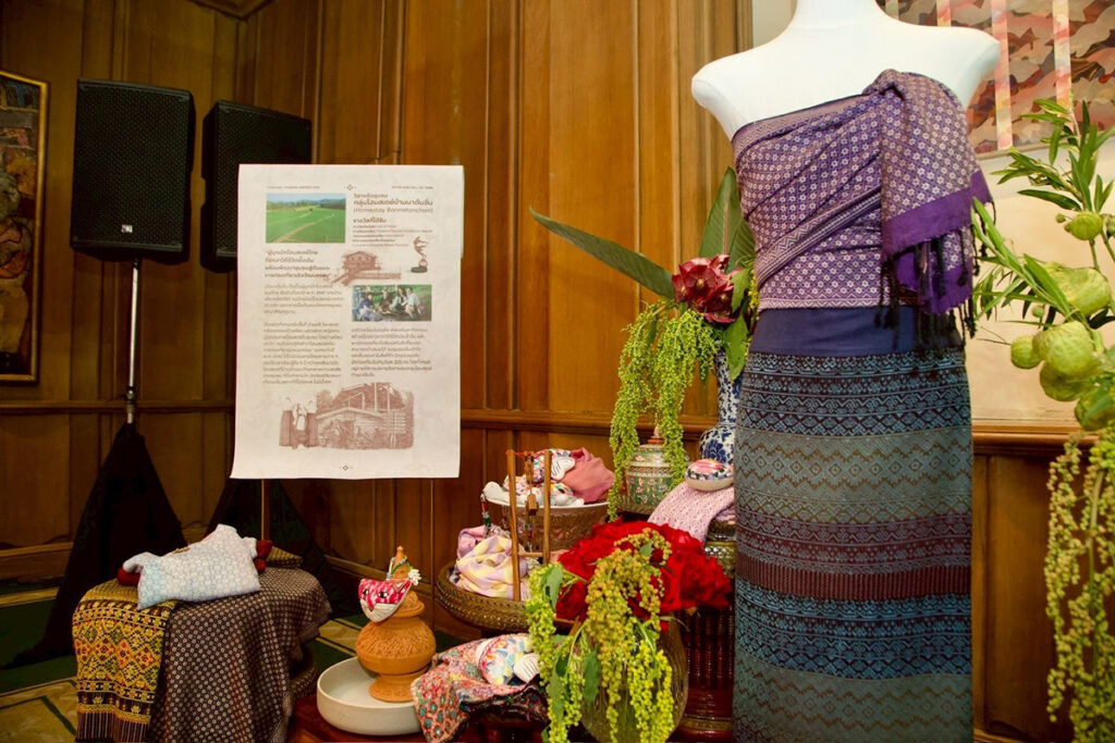 Её Королевское Высочество принцесса Уболратана вручает награды Таиландского туристического конкурса с 151 наградой