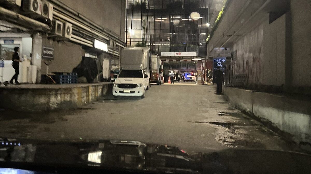 Женщина погибла после падения с парковочной конструкции торгового центра в Бангкоке (видео)