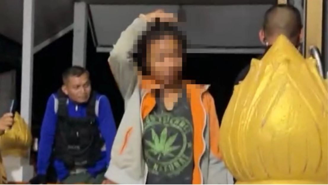 Жители северо-восточного Таиланда требуют, чтобы монах снял одеяние из-за женщины