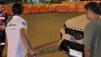 Зеленая ямчатая змея на машине вызывает лотерейную лихорадку в Пхетчабуне