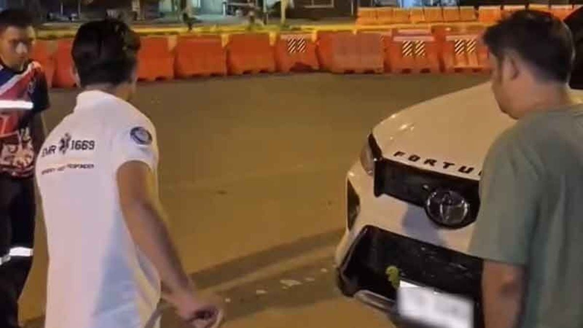 Зеленая ямчатая змея на машине вызывает лотерейную лихорадку в Пхетчабуне