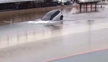 Иностранец, избегающий затопленной дороги, заезжает на спуск для яхт и оказывается в море