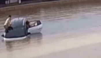 Иностранная пара осталась невредимой после того, как внедорожник разбился в море на Пхукете