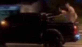 Иностранная пара снята на видео занимающейся сексом на движущемся пикапе в Пхукете