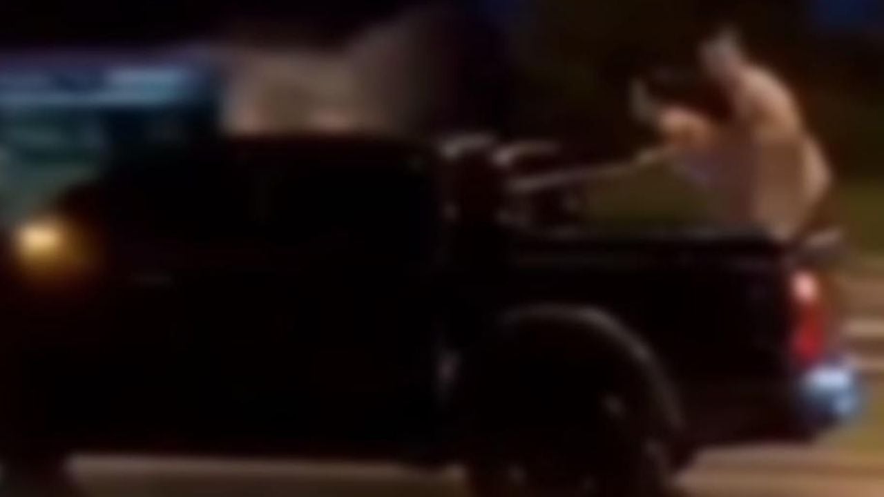 Иностранная пара снята на видео занимающейся сексом на движущемся пикапе в Пхукете