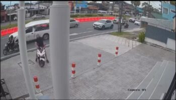 Иностранный байкер врезался лоб в лоб в ступени шоурума на Пхукете