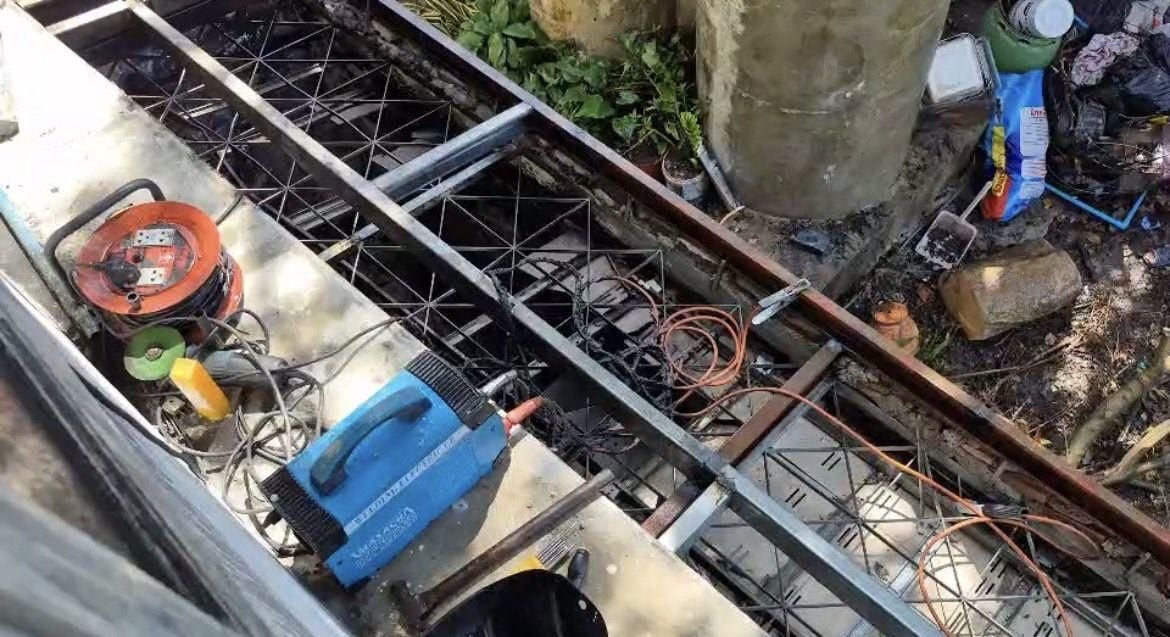 Искры от сварки разгорелись в доме в Паттайе, сестры спасаются от огня