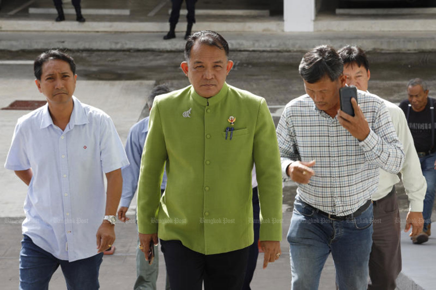 Красная рубашка Дженг Докжик, серийный истец Срисуаван приговорён к тюремному заключению за вымогательство