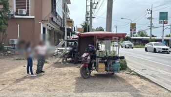 Куриный продавец в ужасе от извращенца на скутере в Паттайе