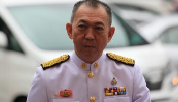 Лидер тайской Демократической партии уходит в отставку из-за споров о здоровье и преданности партии