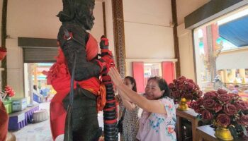 Лотерейная лихорадка: Направляющиеся за удачными номерами в Накхонпатоме