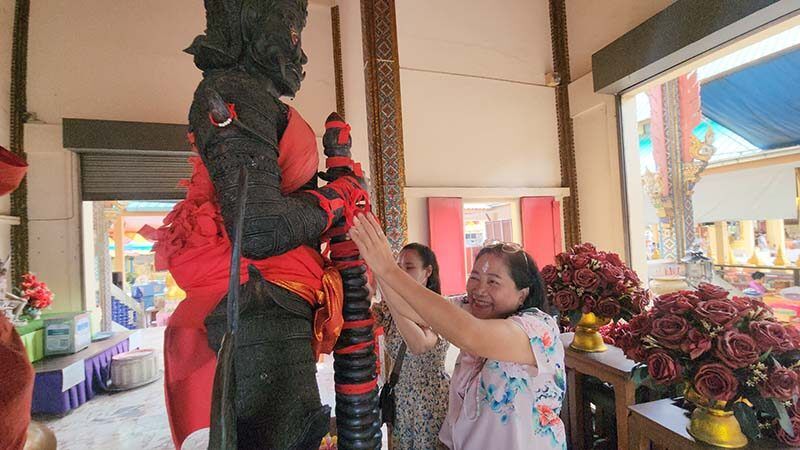 Лотерейная лихорадка: Направляющиеся за удачными номерами в Накхонпатоме