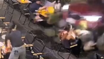 Машина врезалась в ресторан Чианг Мая, едва не задавив иностранных посетителей.