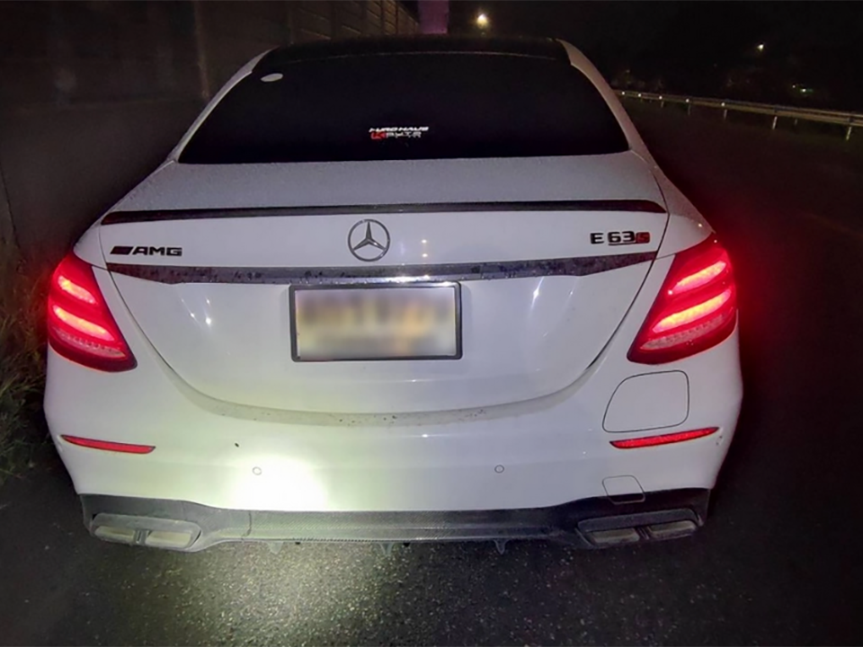 Мерседес сбивает мотоцикл на мосту в Патум Тани, rider dies – 19-летний водитель допрошен