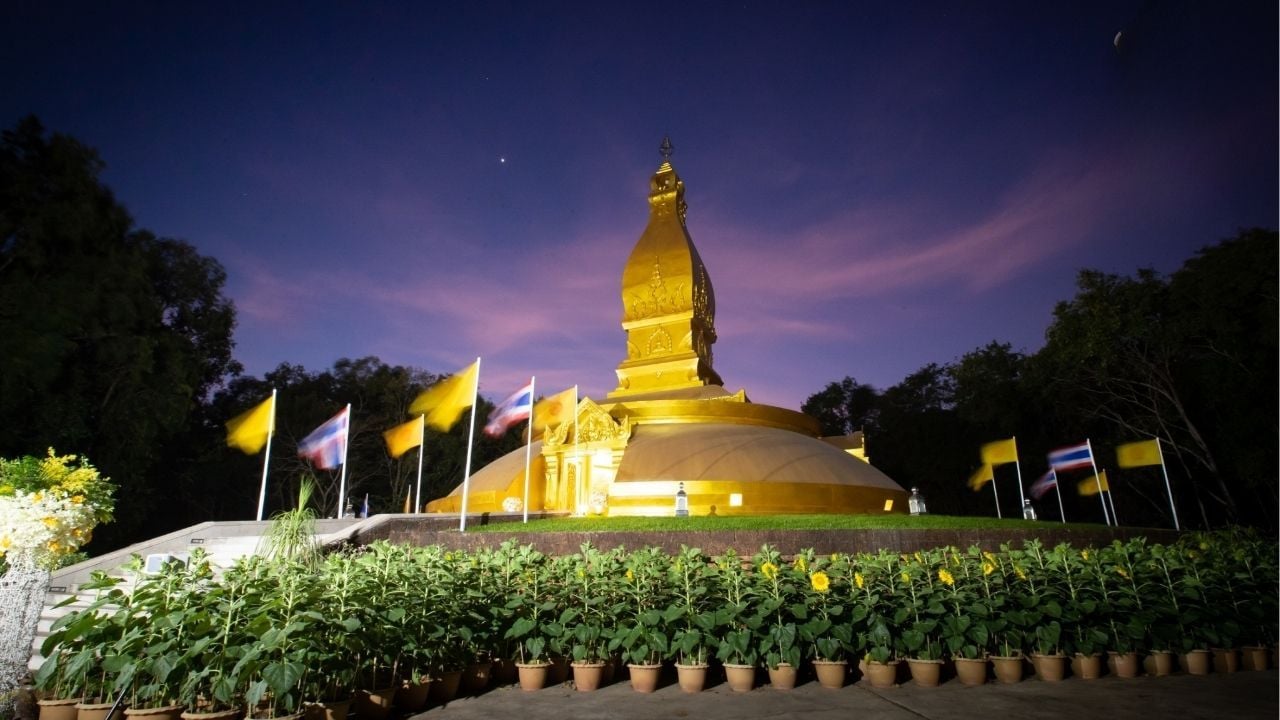 Монах Центрального Таиланда находится под следствием в связи с финансовыми и любовными скандалами.