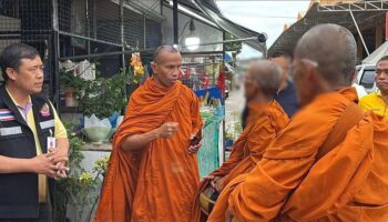 Монахи Пхукета подверглись критике за бродяжничество на рынках в поисках подаяний
