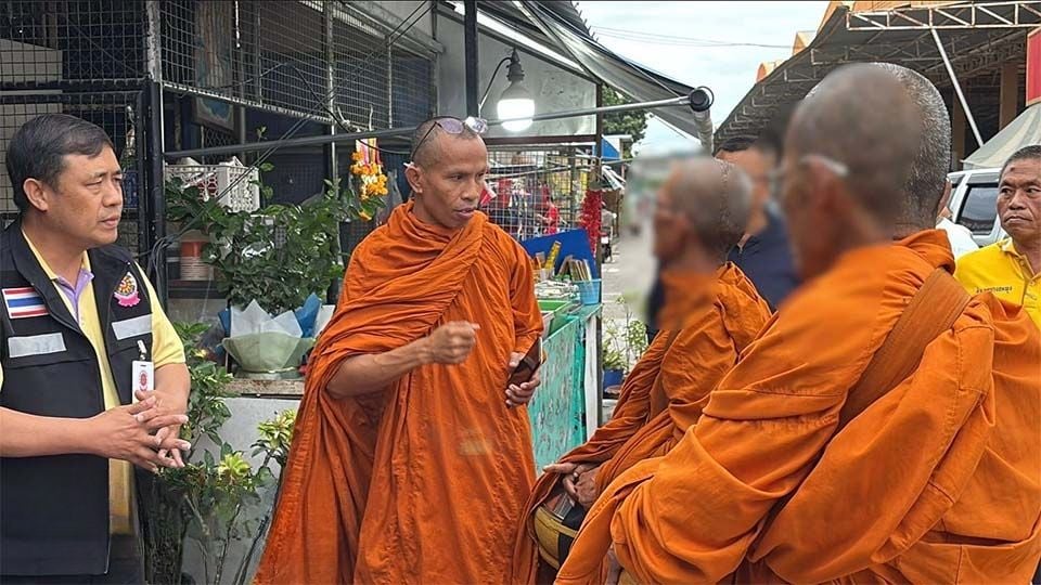 Монахи Пхукета подверглись критике за бродяжничество на рынках в поисках подаяний