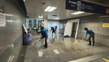 МТР Культурный центр Бангкока продолжает работать после хаоса от наводнения