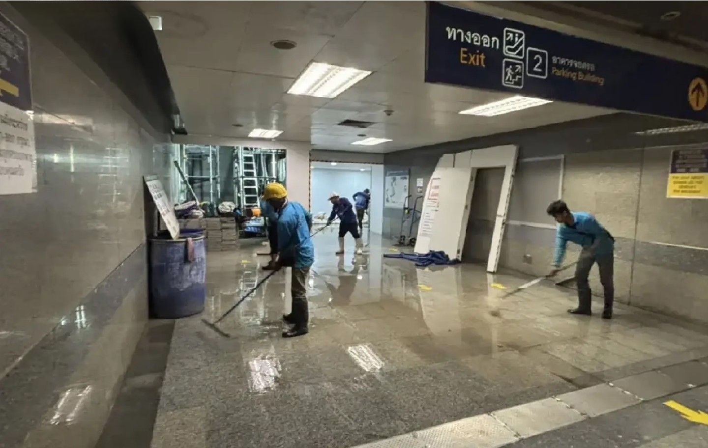 МТР Культурный центр Бангкока продолжает работать после хаоса от наводнения