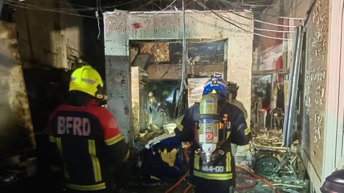 Мужчина найден мертвым после пожара в магазине в Бангкоке, вызванного холодильным грузовиком