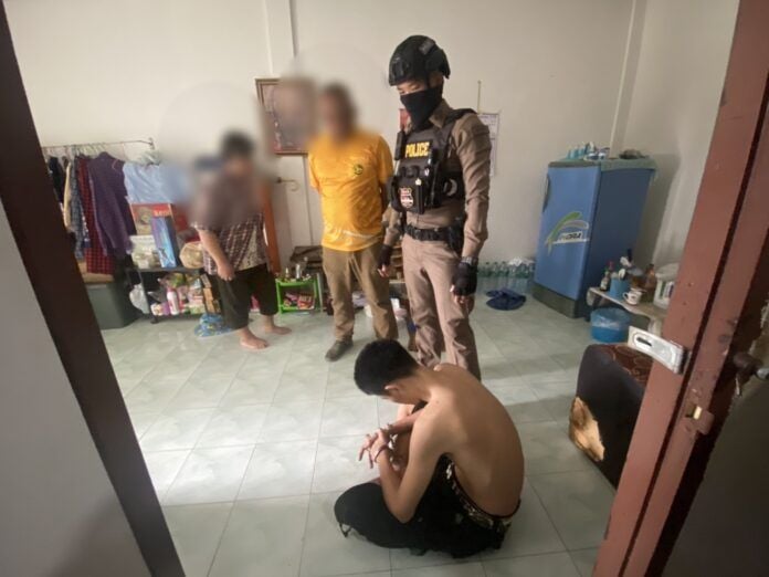 Мужчина, одержимый метамфетамином, угрожает матери в результатеRampage с наличными в Чонбури