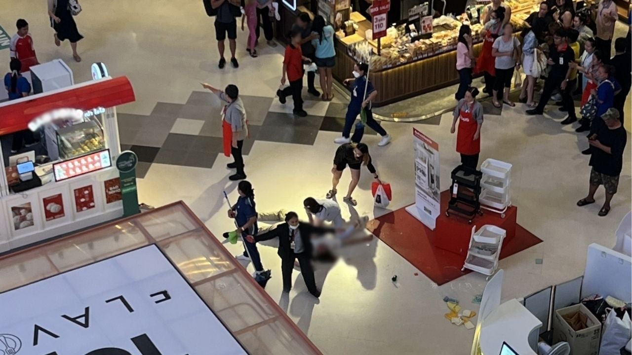 Мужчина, пойманный на съемке под юбкой, прыгнул с торгового центра в Нонтабури