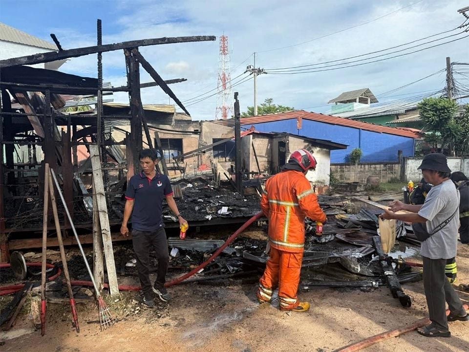 Неисправное зарядное устройство для телефона вызывает пожар, сжигает дом в На Джомтьен