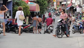 Немецкий мужчина арестован за незаконные туры на электро-велосипедах на Кох Пхангане