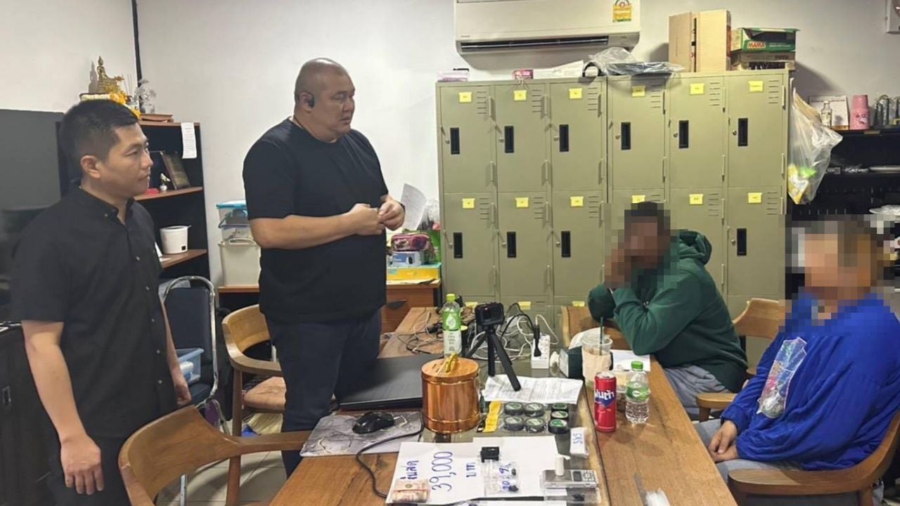 Нигерийский дилер и тайская девушка арестованы в Самут Пракане