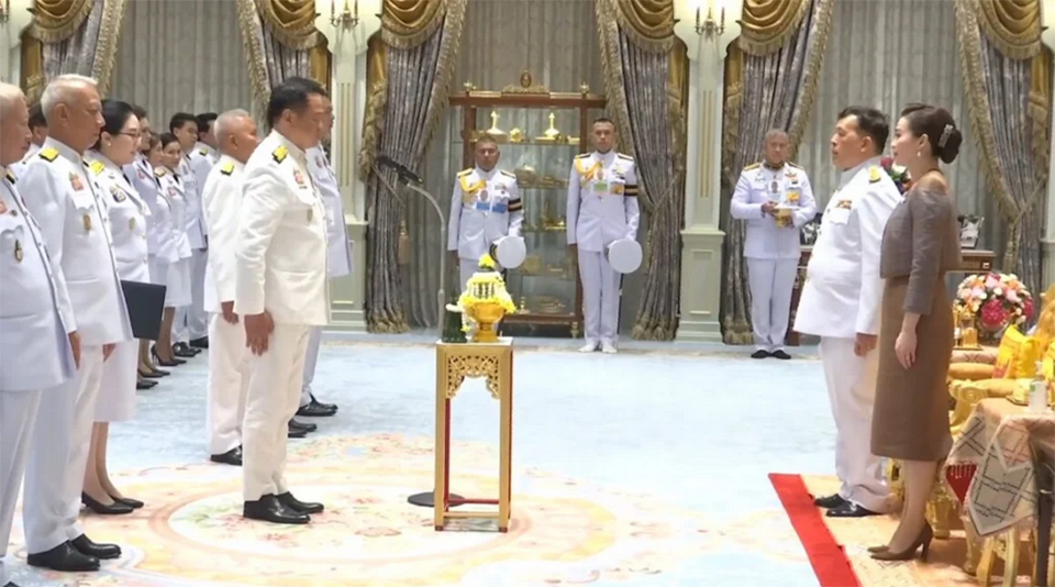 Новое правительство Таиланда приведено к присяге перед Королем, Премьер-министр клянется в преданности королевскому руководству.