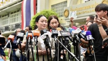 Паетонгтарн посещает отца Таксина через стекло, демонстрируя его здоровье и стойкость.