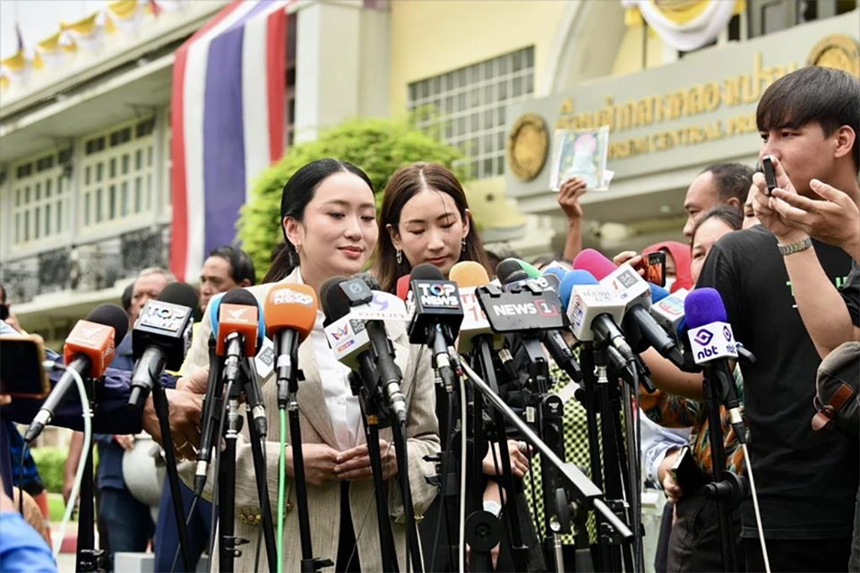 Паетонгтарн посещает отца Таксина через стекло, демонстрируя его здоровье и стойкость.
