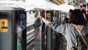 Пакеты BTS на месяц возвращаются на фоне неопределенной политики фиксированной тарифной ставки в 20 бат